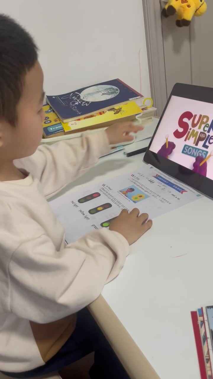 观看并跟唱儿歌《Red Light，Green Light，绿灯》