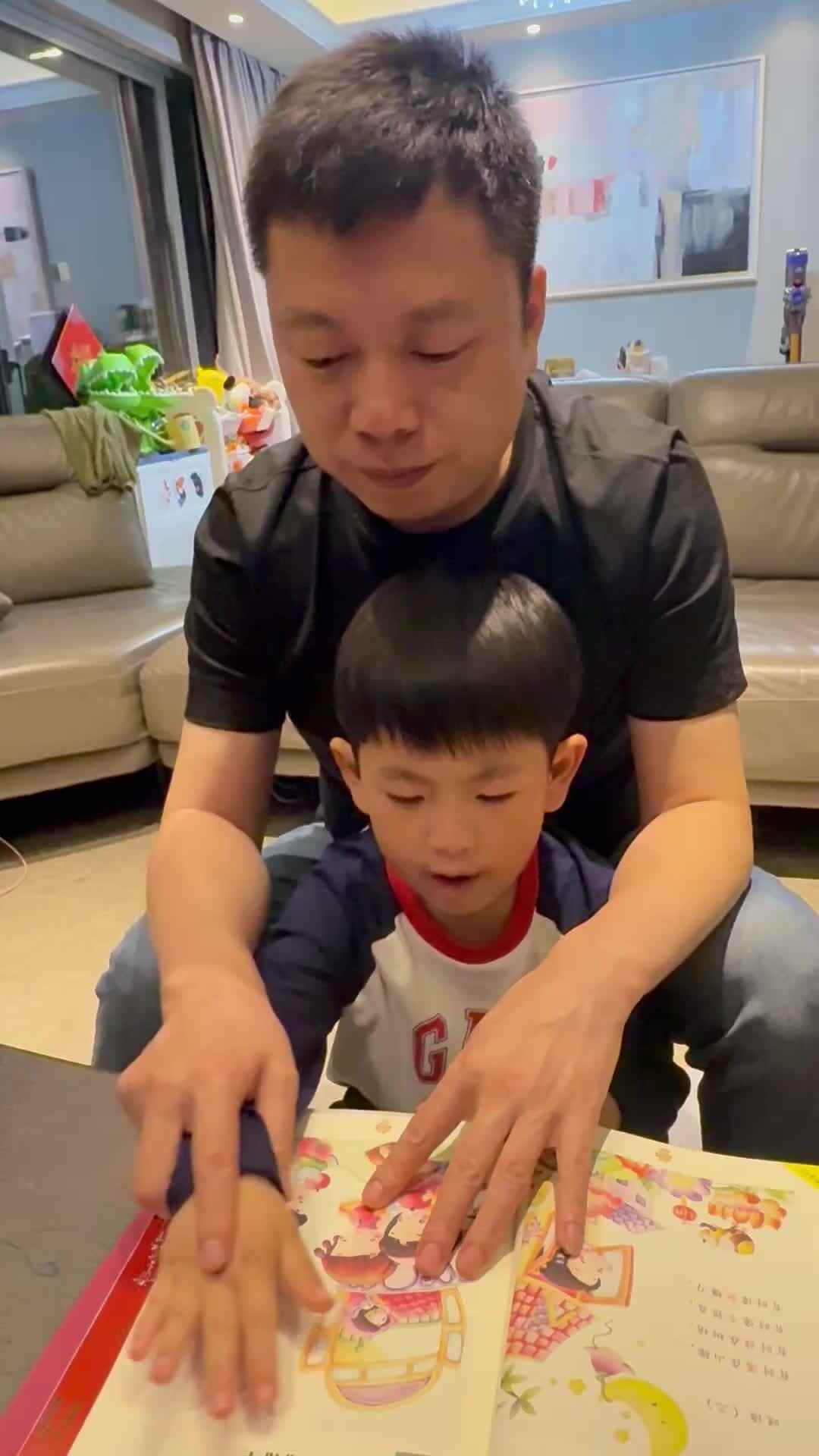 ⁣2026.04.27.杨佳齐 阅读语言书《排排坐》家庭闯关练习 IMG_3164.mov