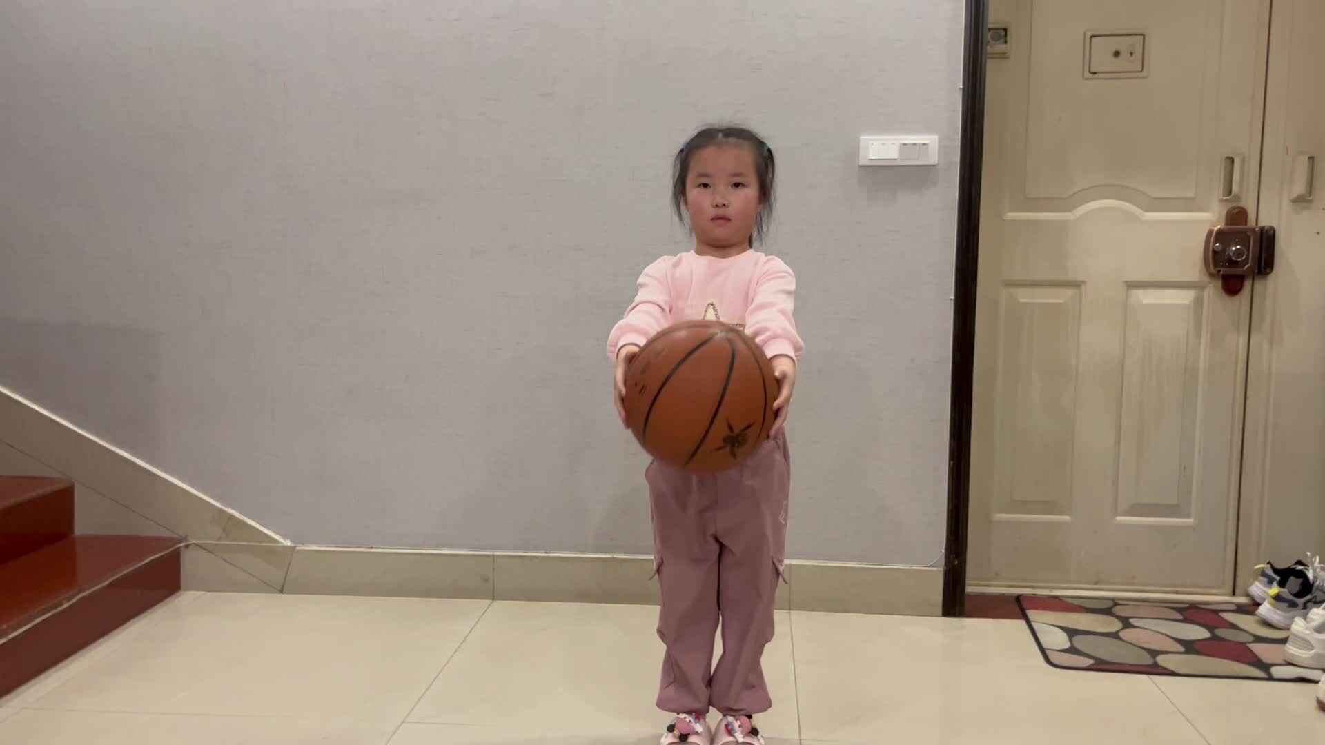 4.9学前A班赵欣奕练习篮球操