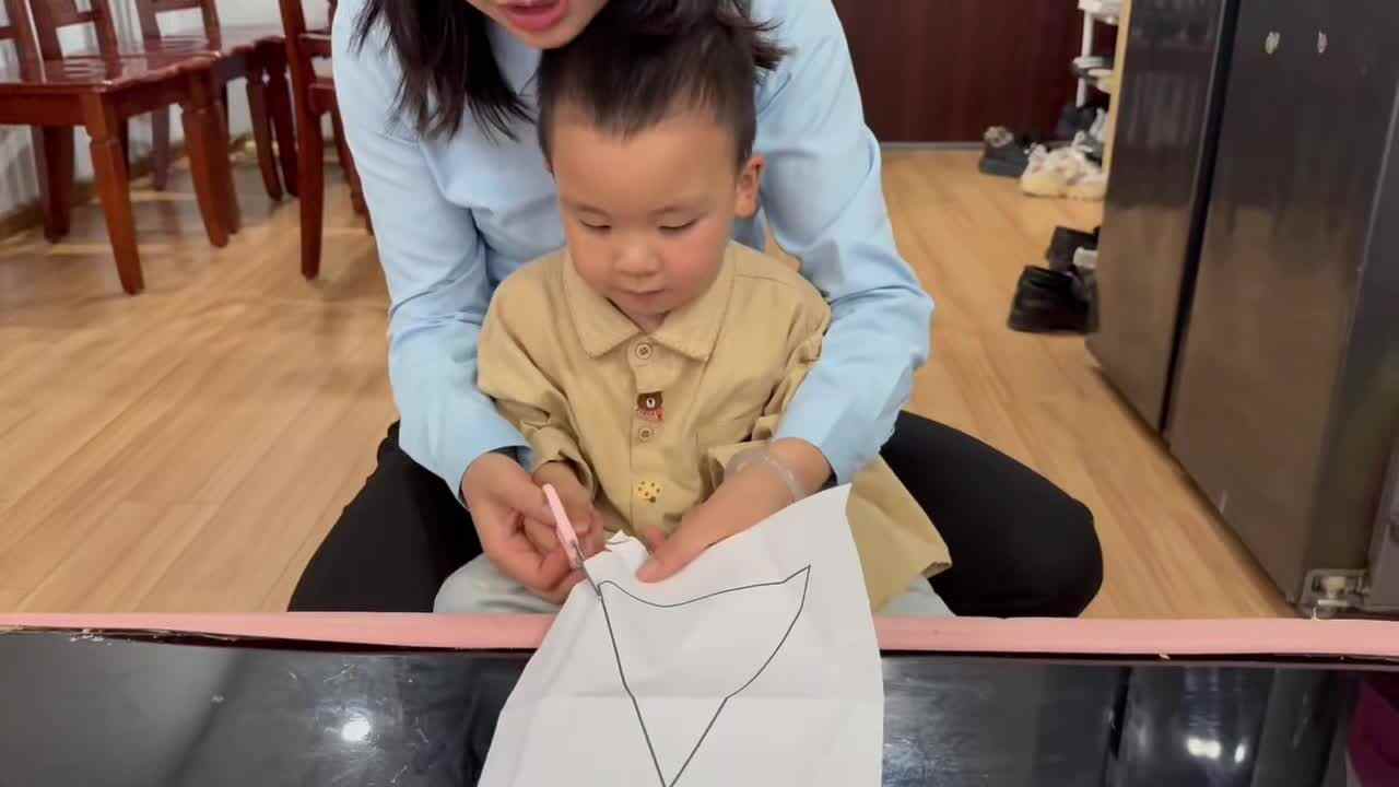 2026.4.8 实验小班 小书包 生活练习《剪直线》