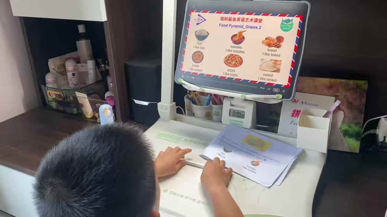 ⁣⁣大B班吕子垚观看英语视频（2026.4.25）.mp4