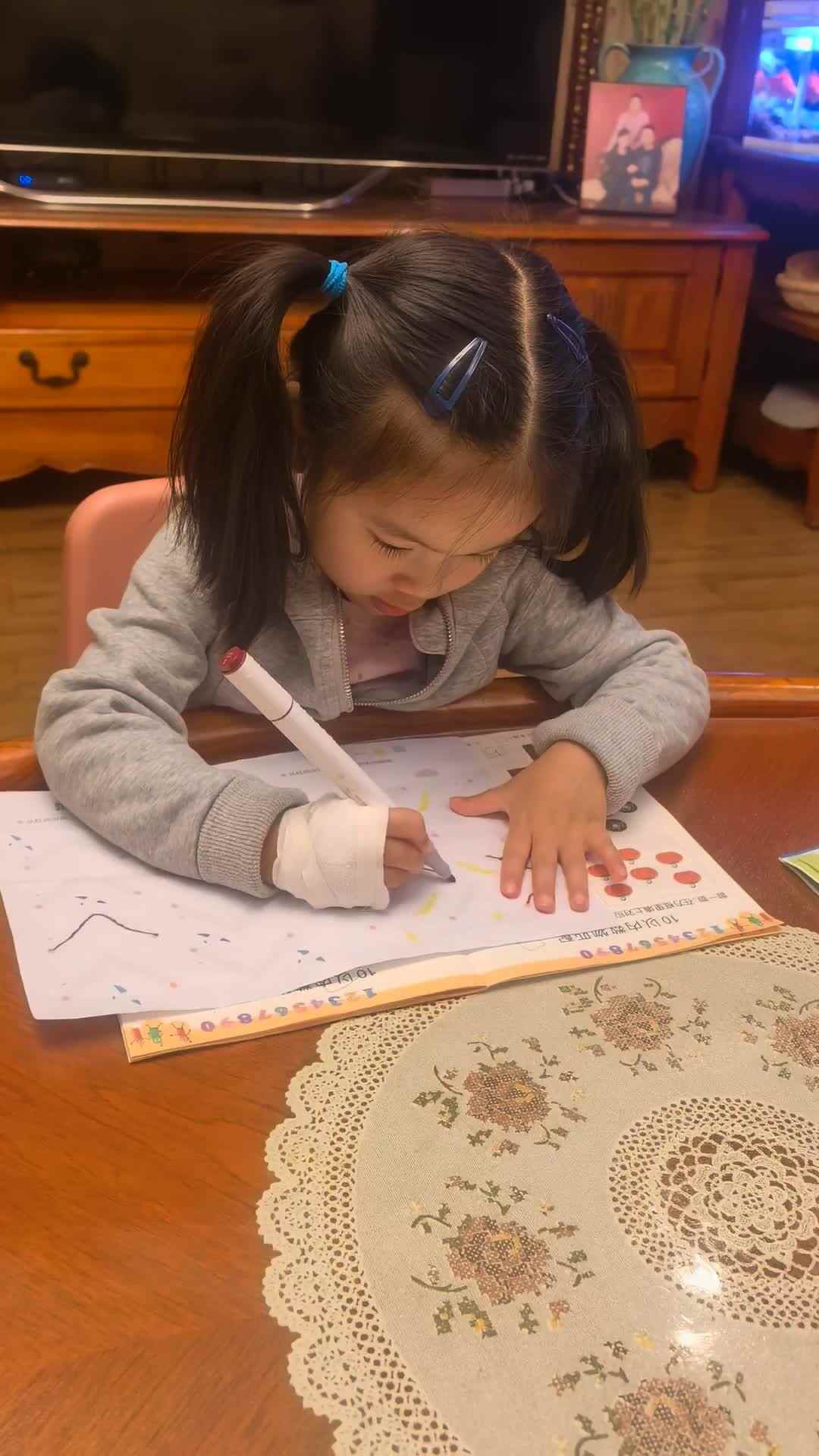 实验中班伊伊3.14作业.mp4