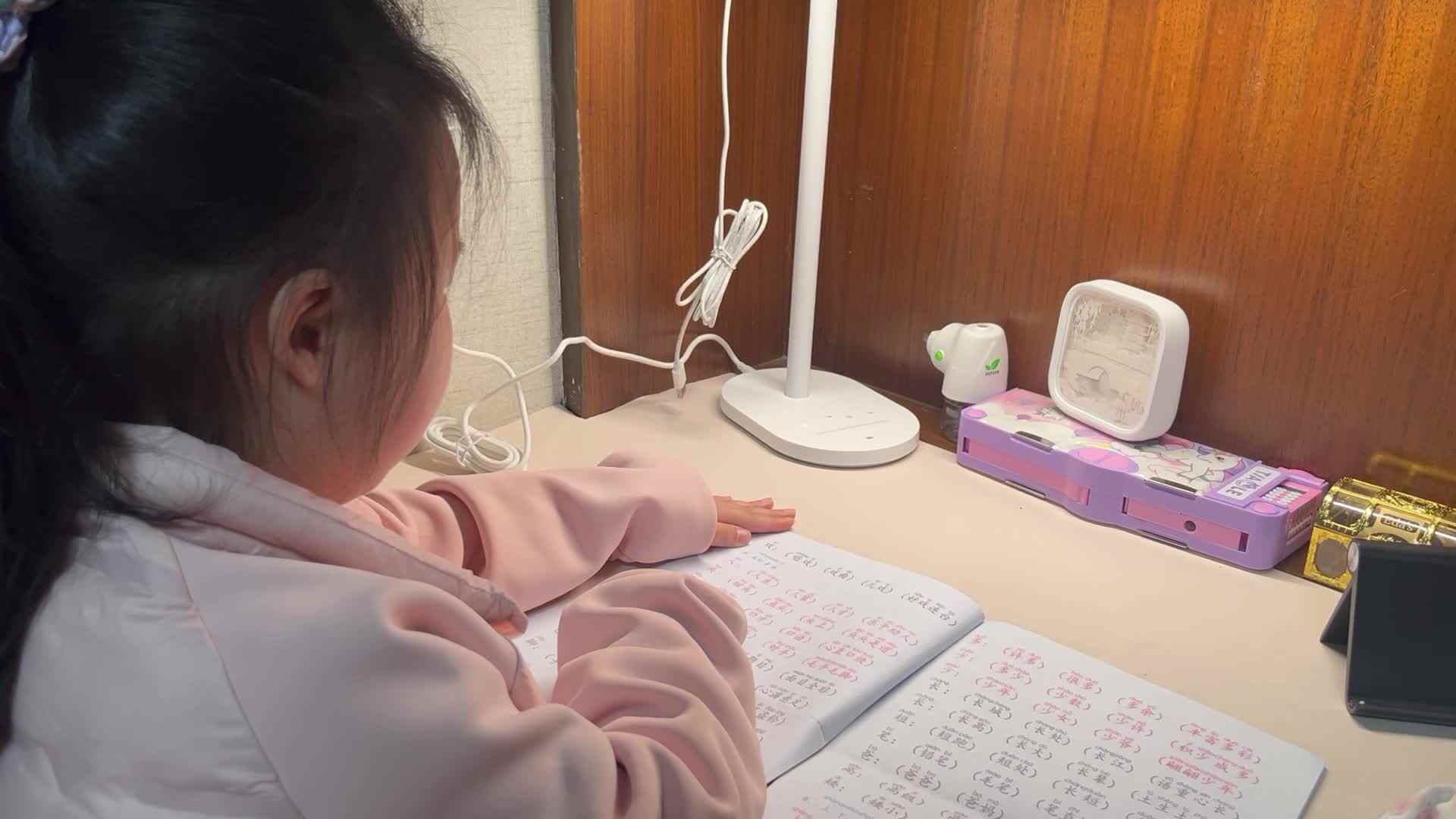 4.2学前A班赵欣奕指读汉字资料1-6课