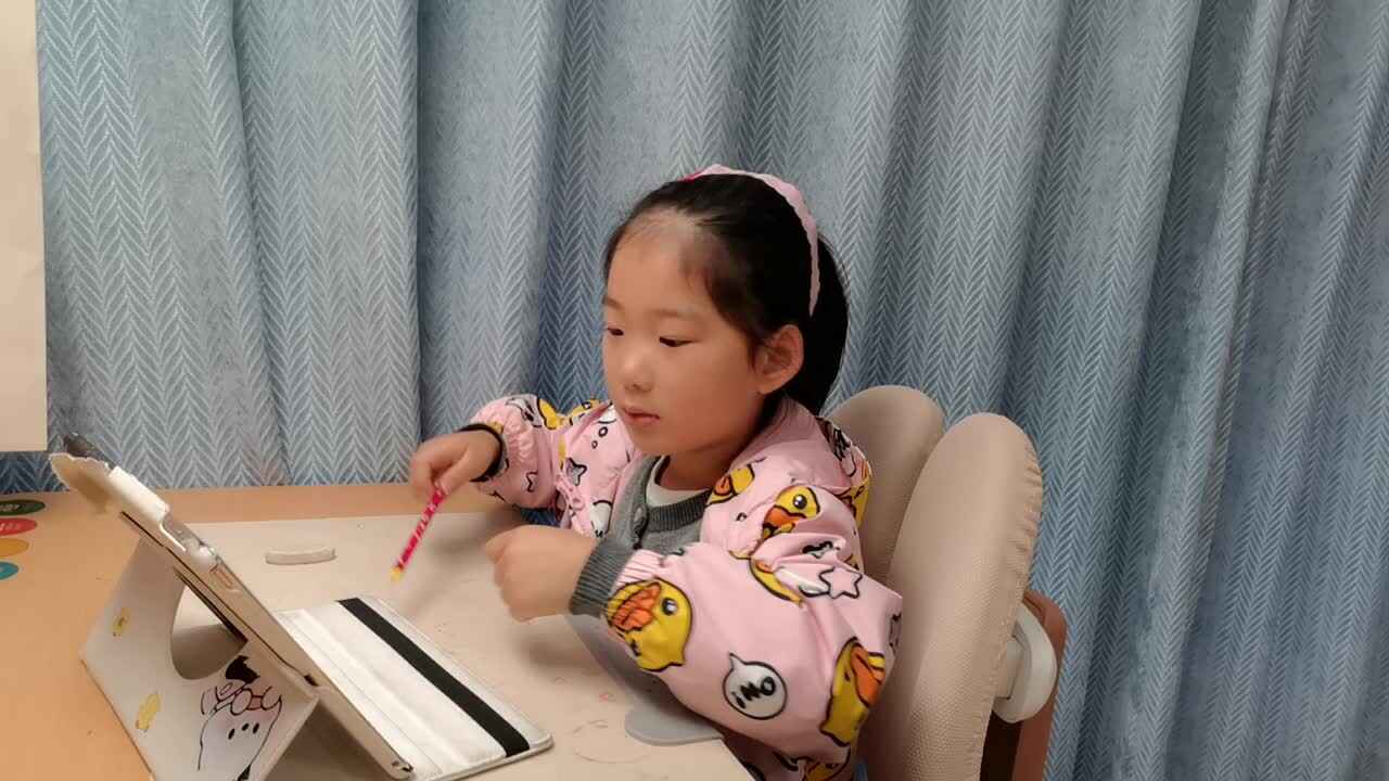 VID_20260401_190309.mp4学前B班宁汐言观看英文儿歌