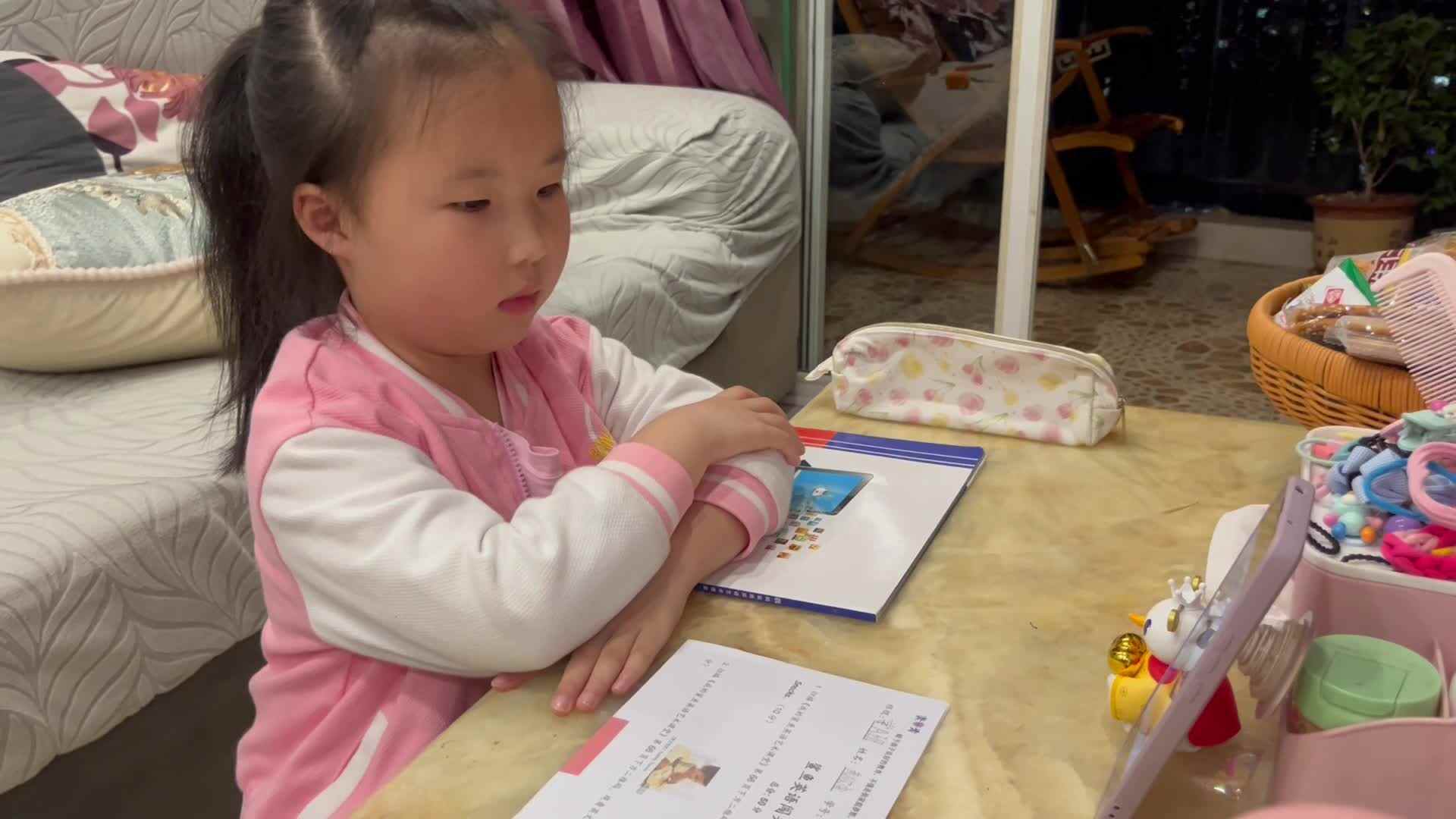 4.29学前A班赵欣奕观看英语学习视频