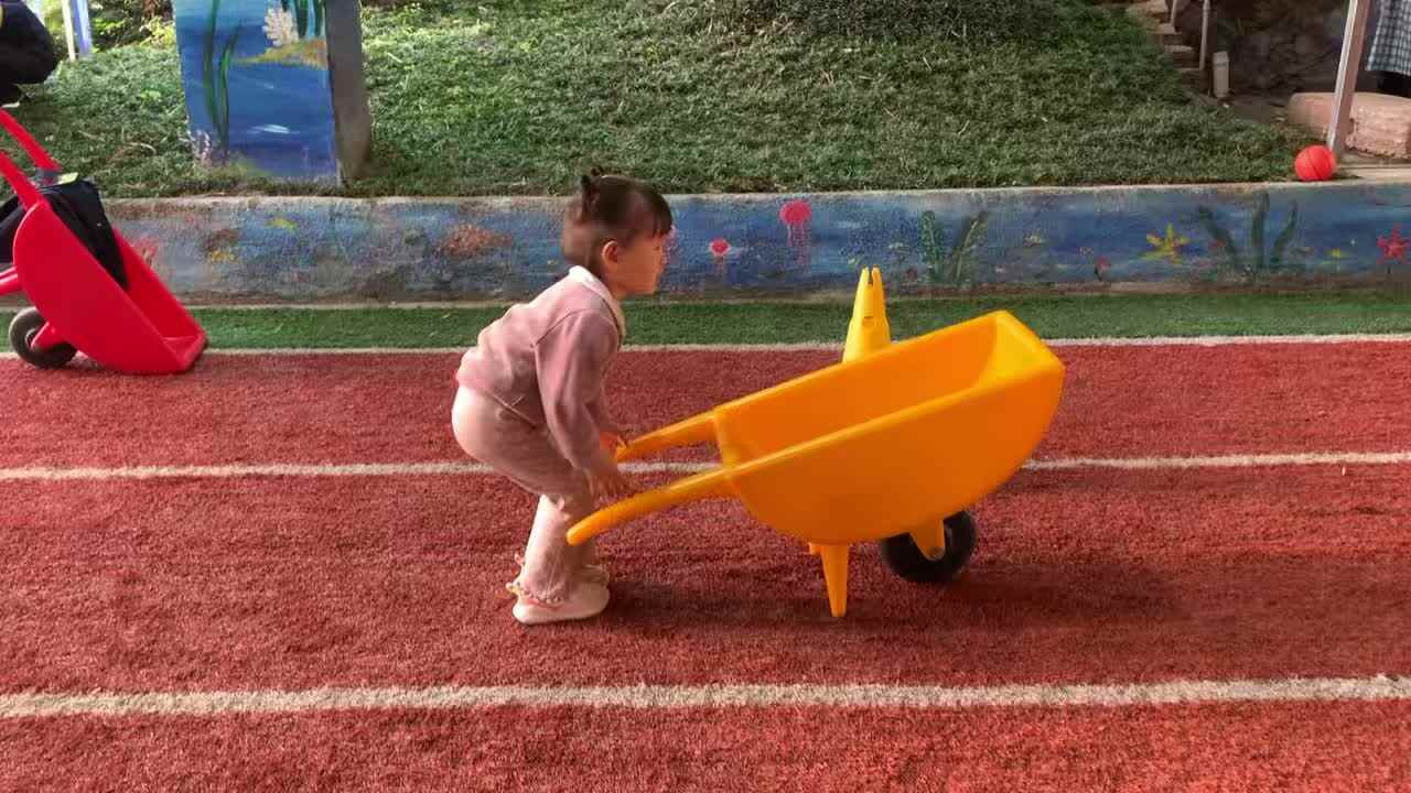 20260424傅屹彤2026年4月24日    体能游戏《推推车运球》学校教育教学活动.mp4