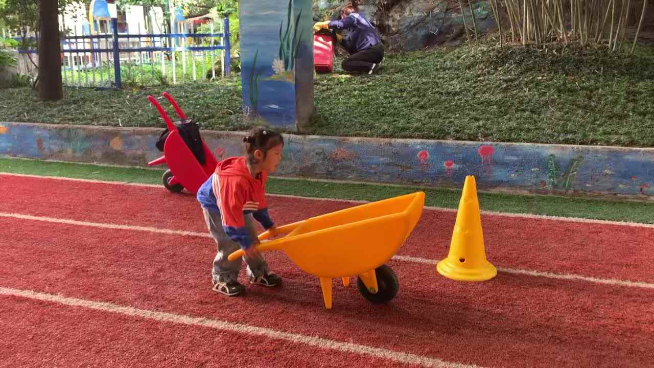 2026年4月24日谭婼兮    体能游戏《推推车运球》学校教育活动