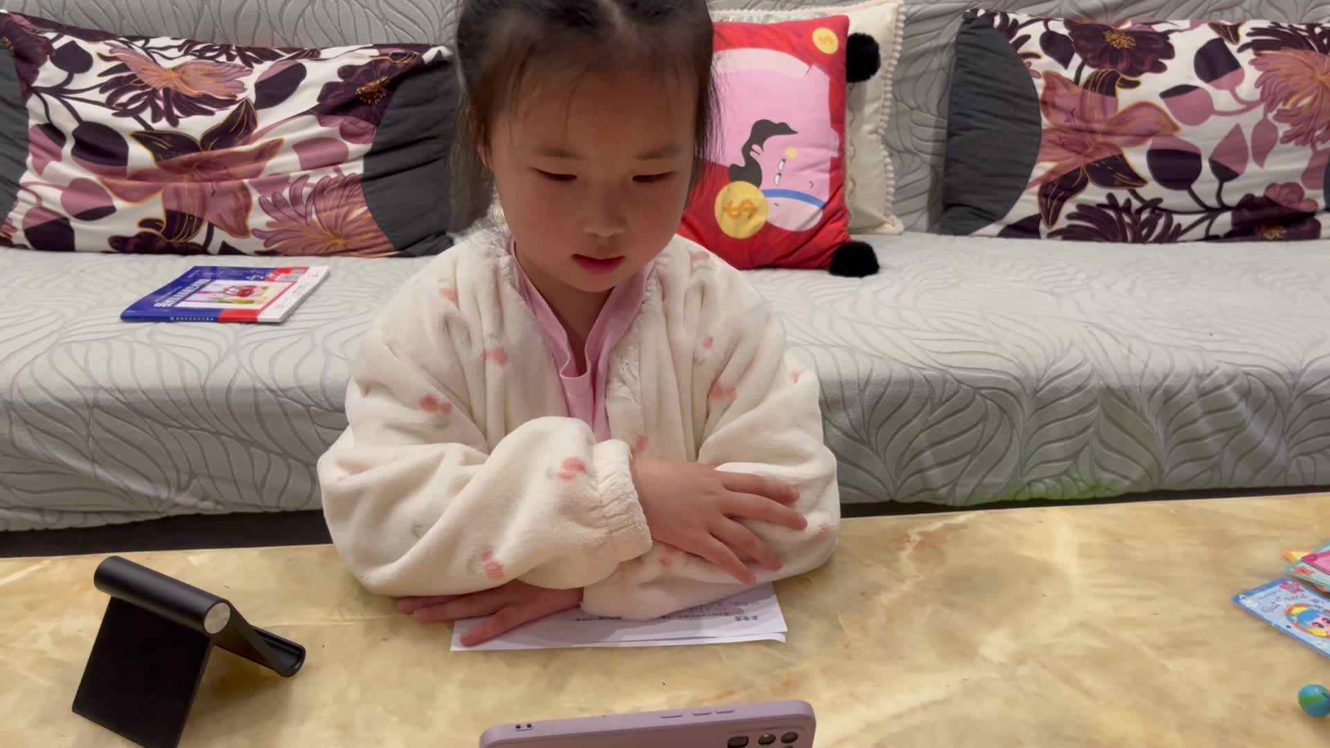 4.15学前A班赵欣奕观看并跟唱英语儿歌