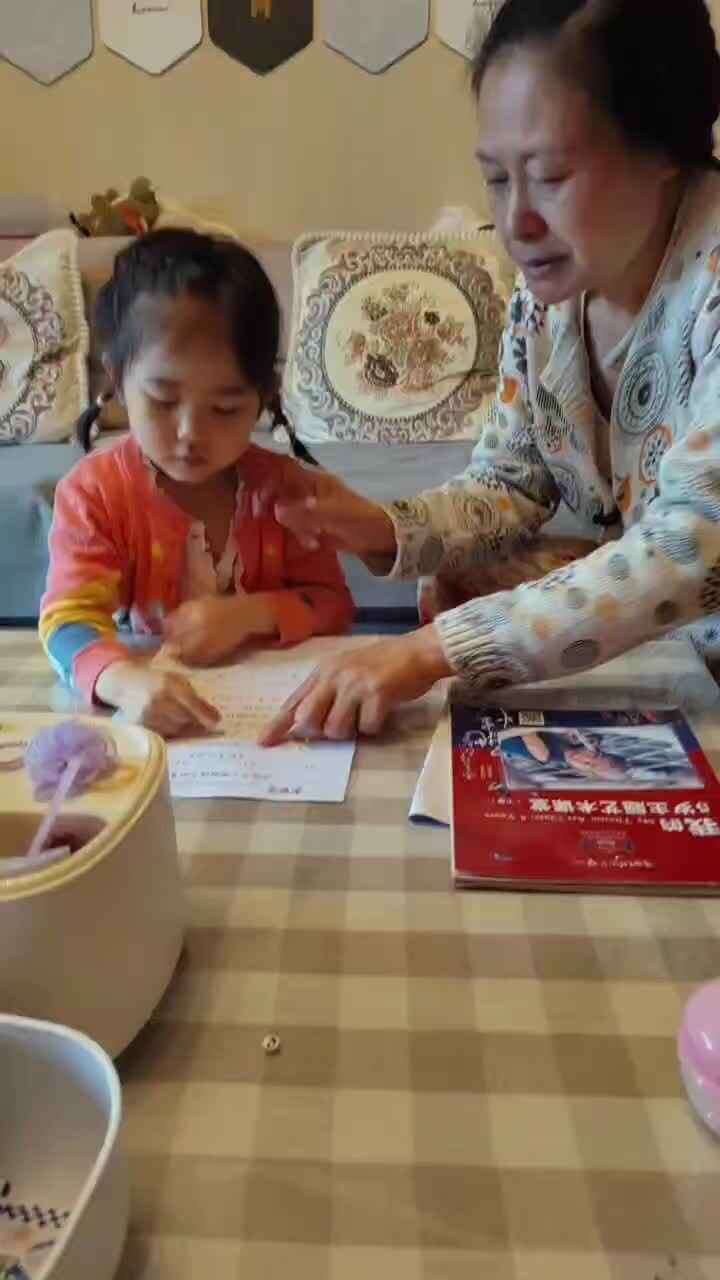刘芳妤 大a班  小兔子诗歌朗诵.mp4