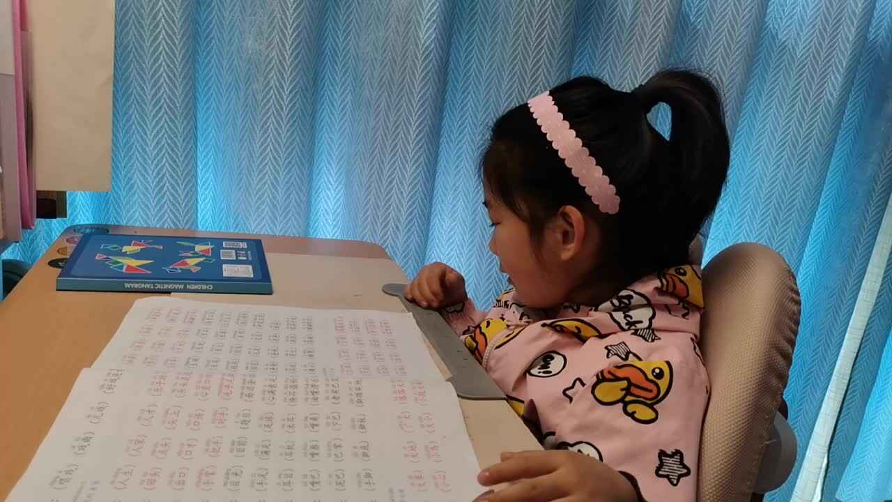VID_20260403_104034.mp4学前B班宁汐言指读汉字学习材料1~6课的内容。