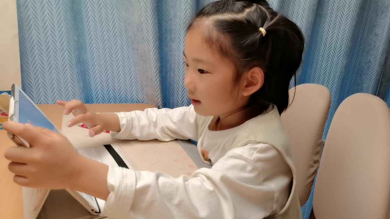 VID_20260408_183711.mp4学前B班宁汐言观看《Countries朗读示范3》进行跟读。