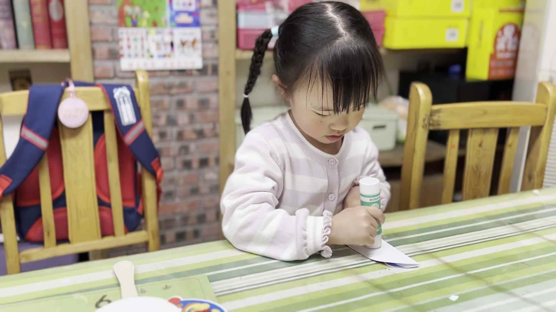 2026.4.10  实验中班 周恬羽 《川剧脸谱》.mp4