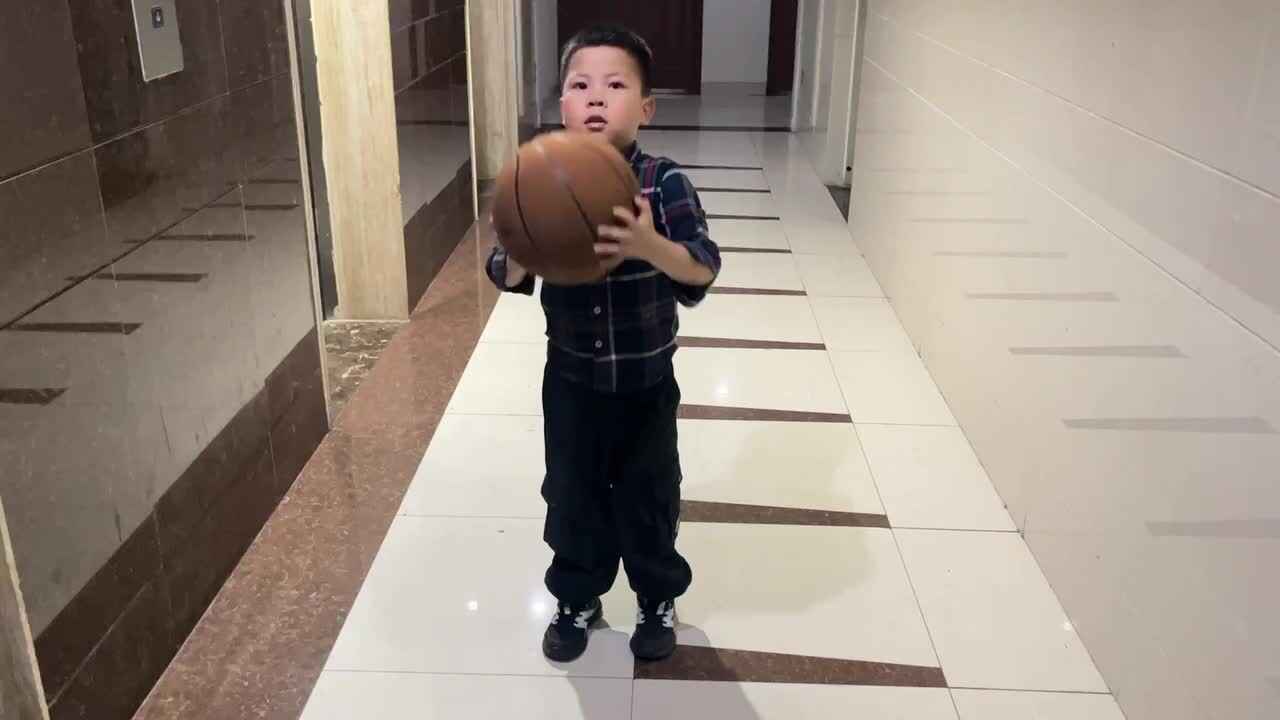 4.8 学b 田熙辰（篮球练习） trim.976977A4-3A0A-4E59-AB5C-67C92047386E.MOV