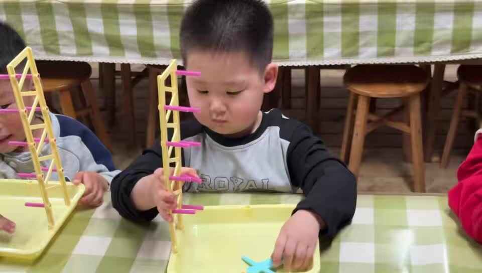 2026.4.9实验小班8号杨卓浩—移动的小人