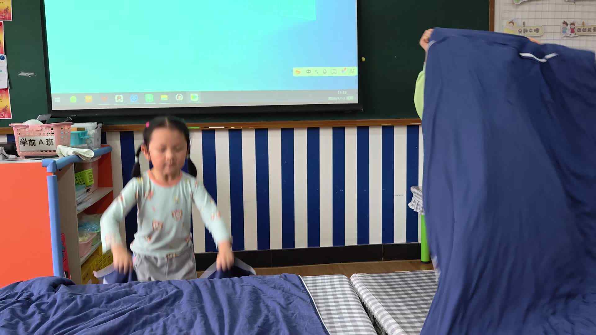⁣⁣⁣⁣2026.4.13学A班李盈莹，赵欣奕——生活训练折叠被子