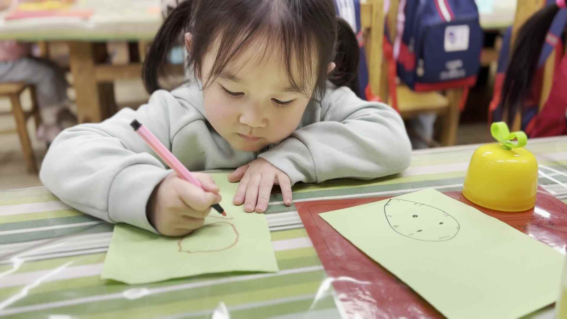 2026.3.27  实验中班 杨珺尧 美工课.mp4