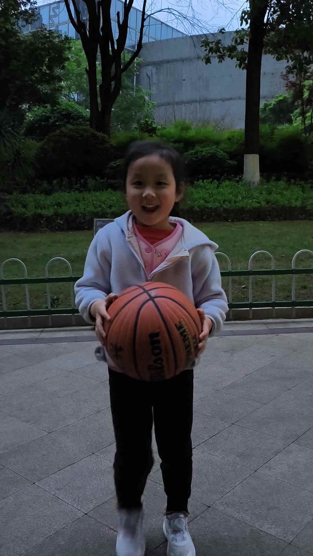 学前A班廖洪娇拍篮球视频