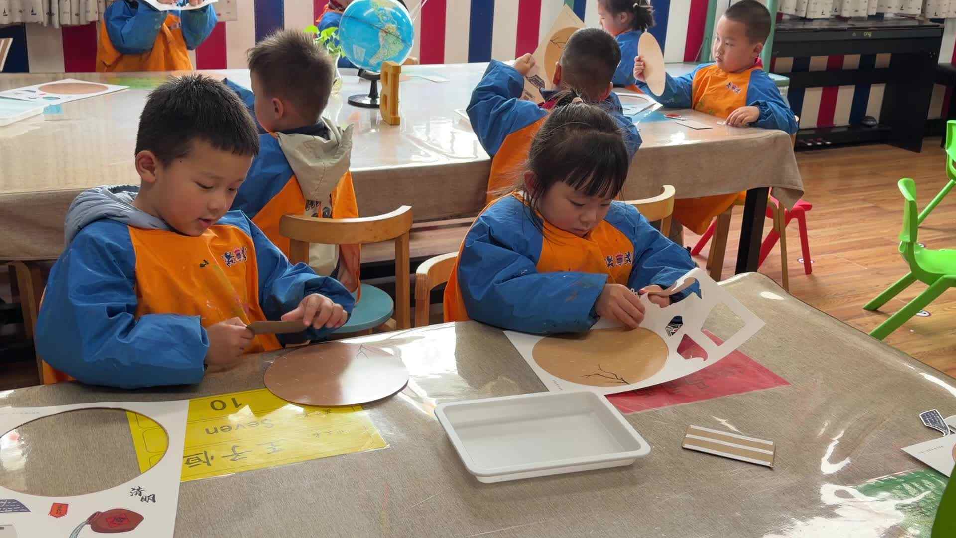 ⁣2026.4.1 实验大班 王子恒、马司雨——《清明雨中》手工