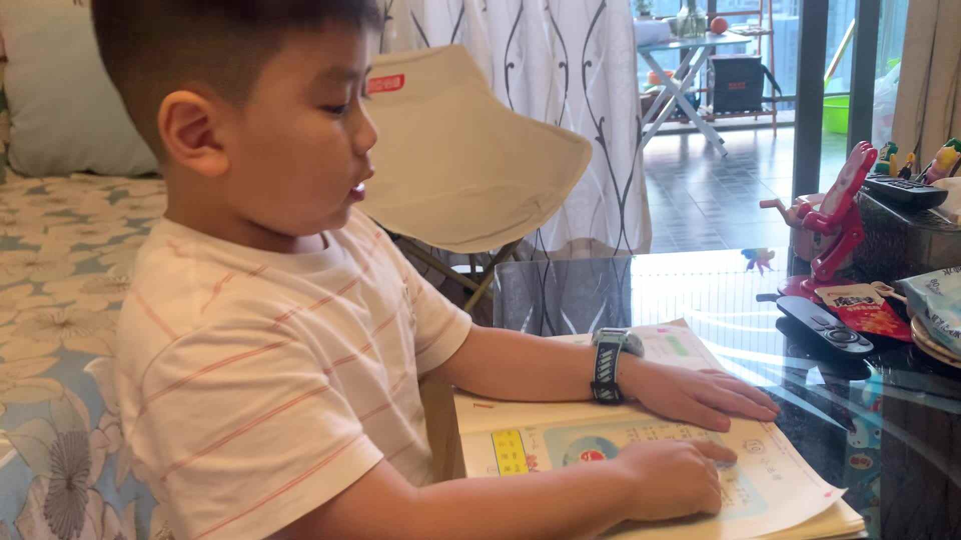 学前B班杨育寒指读课文《小池塘》