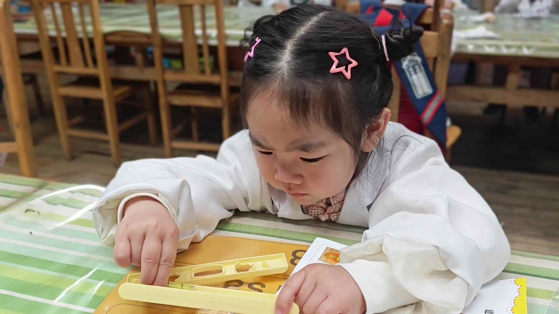 2026.4.8 实验中班 张笑笑 《好玩的水平仪》.mp4