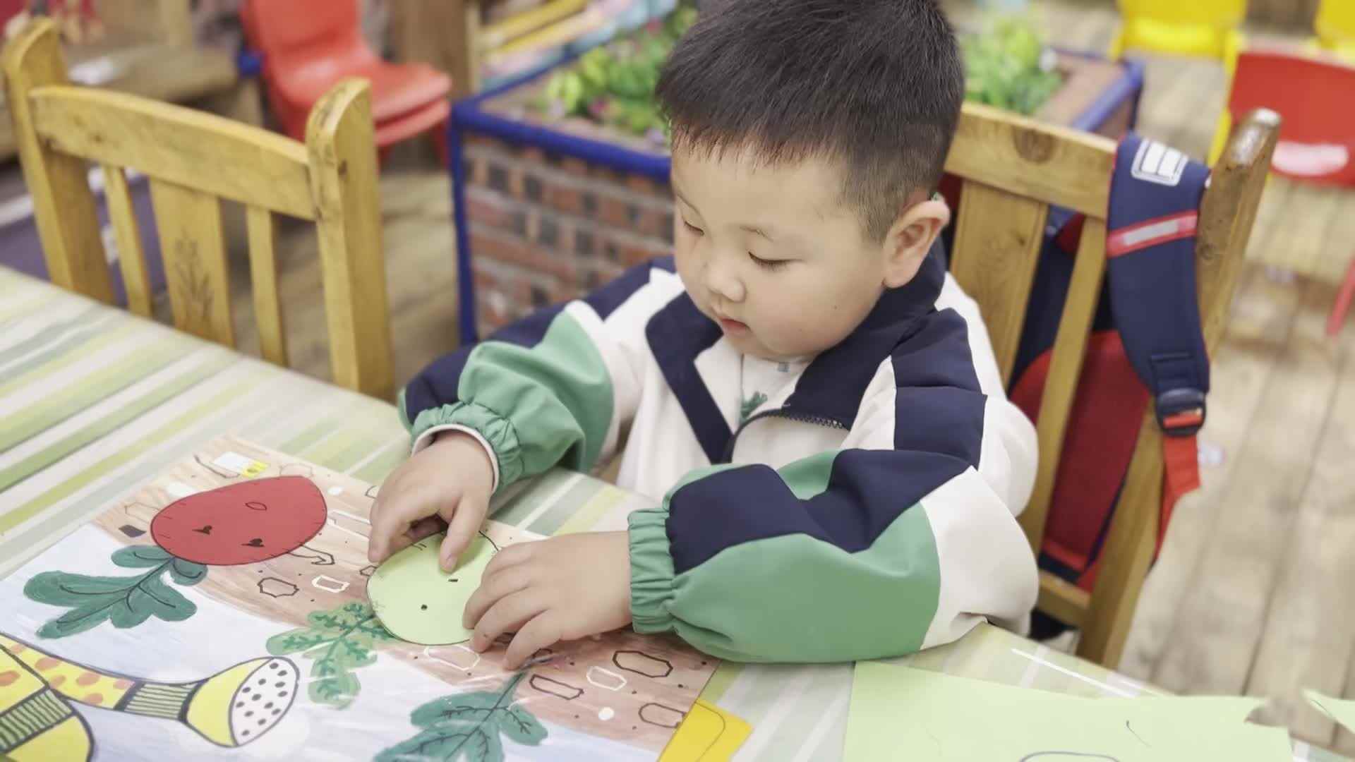 2026.3.27  实验中班 杨卓为 美工课.mp4