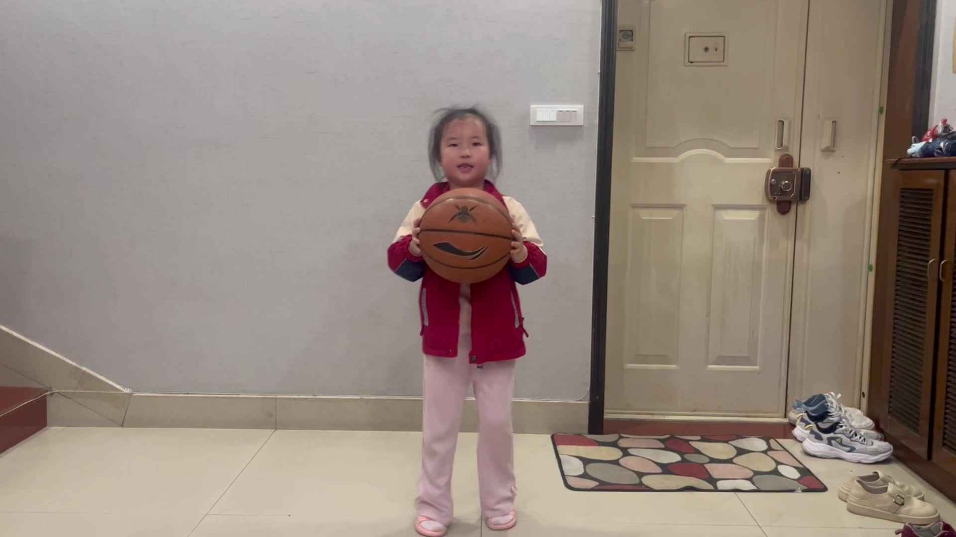 4.1学前A班赵欣奕练习拍篮球