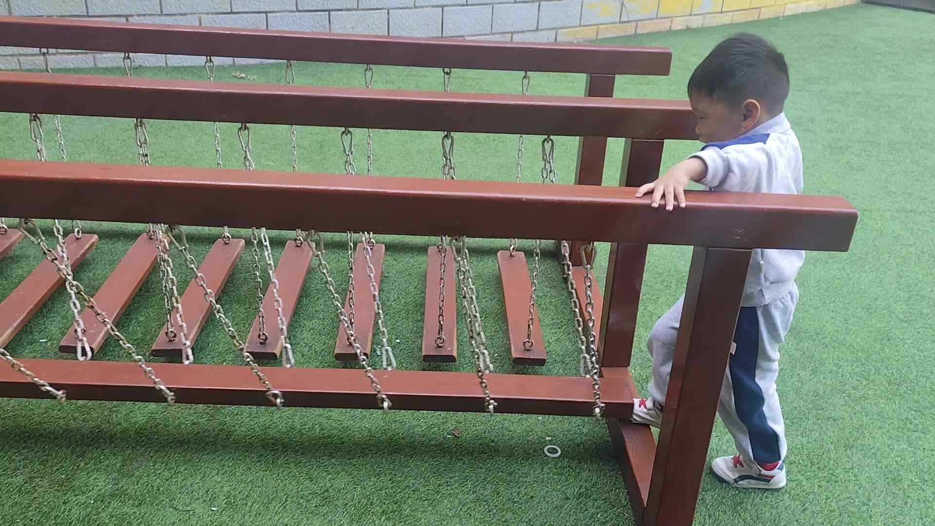 2026.4.17实验小班7号程翊童—玩荡桥