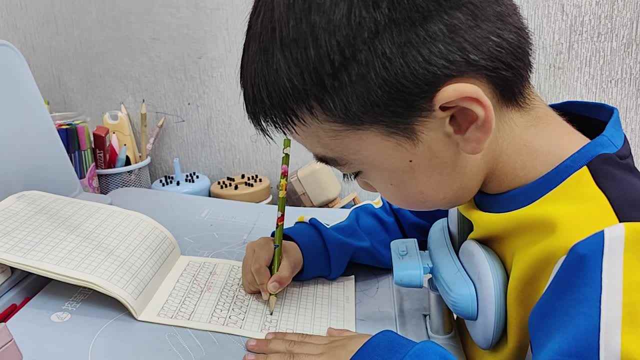 大A班蒋熠_20260427_书写数字25  . 26.mp4
