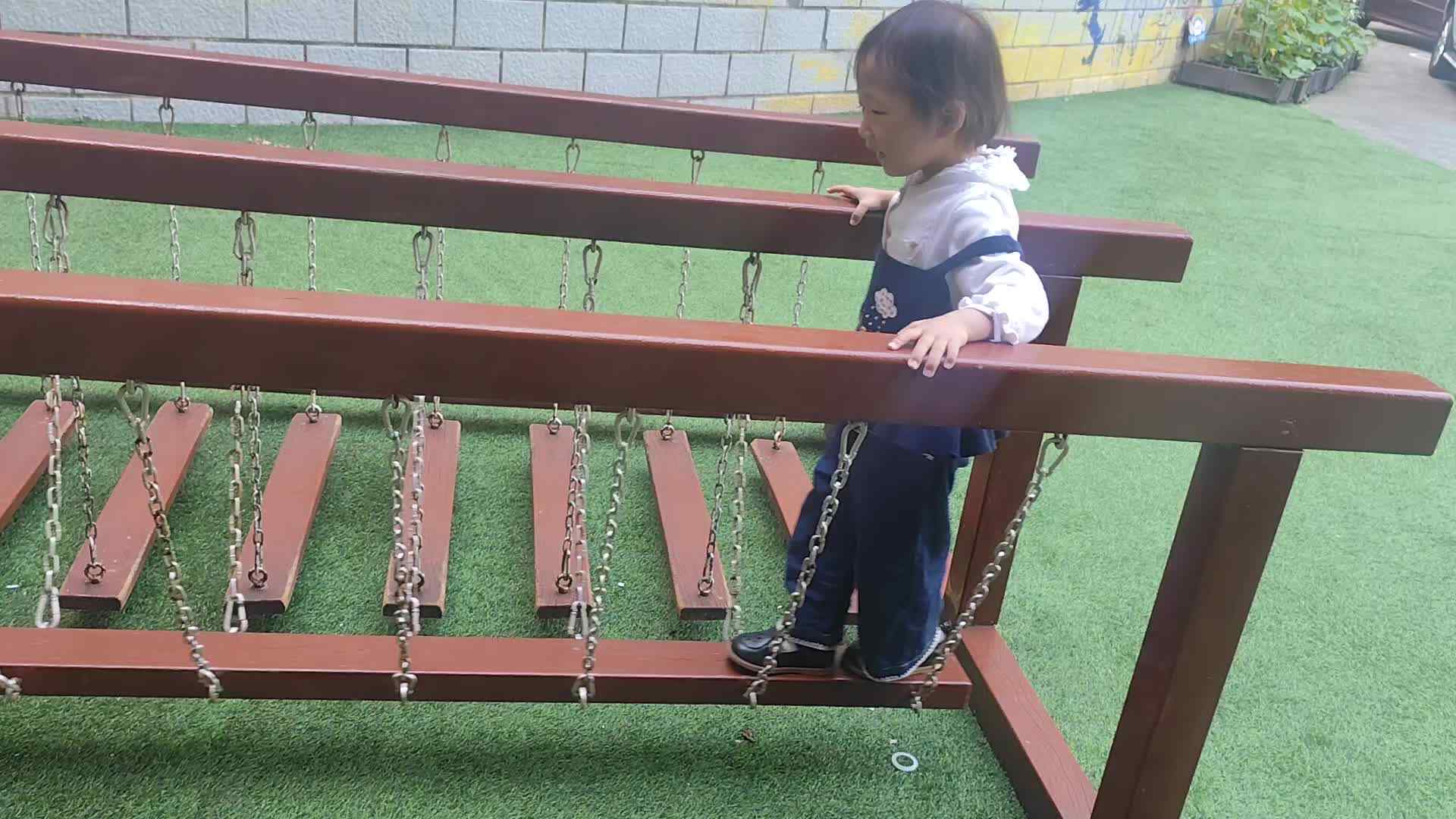 2026.4.17实验小班11号陈舒梦—玩荡桥