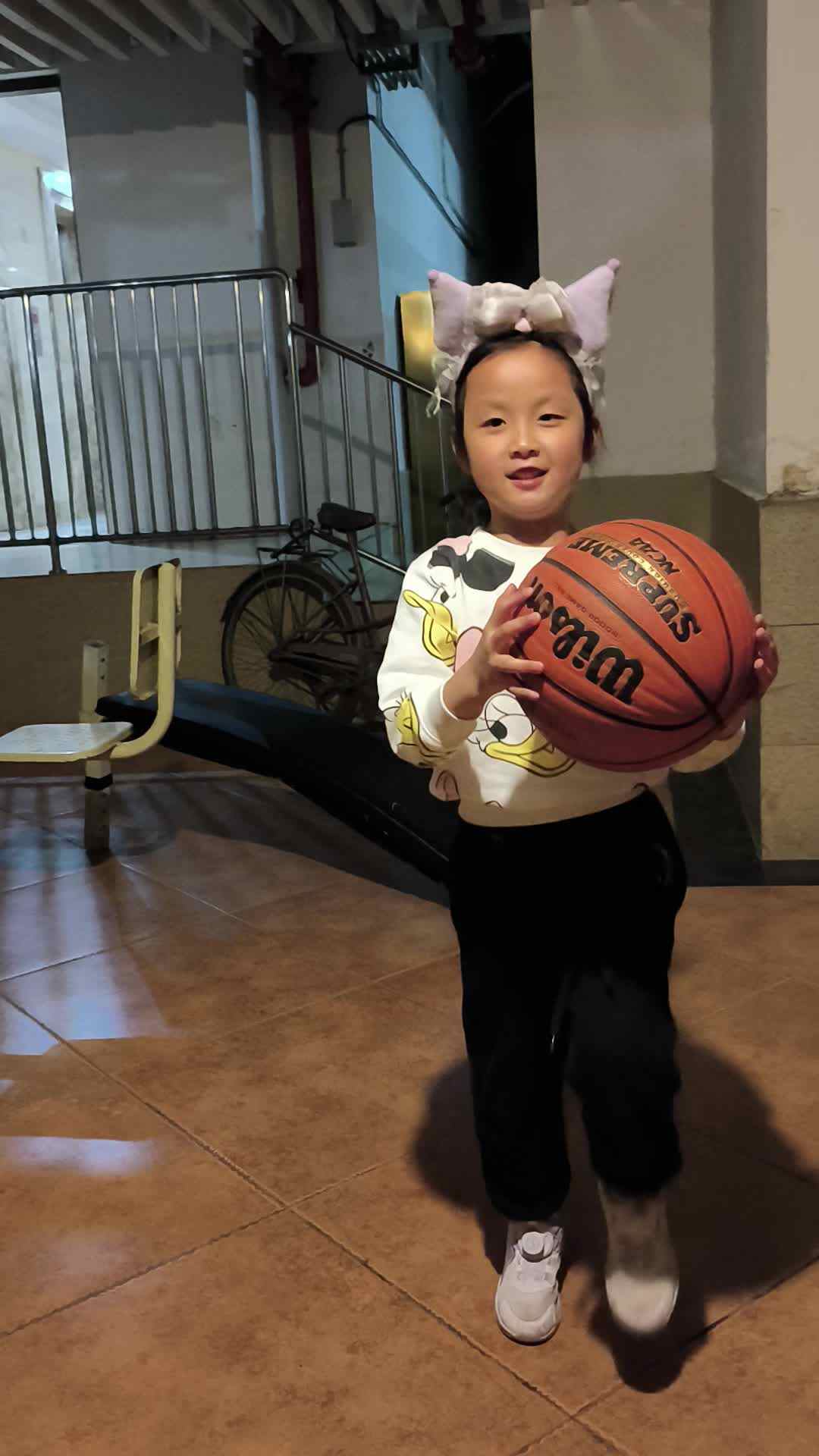 学前A班廖洪娇拍篮球视频