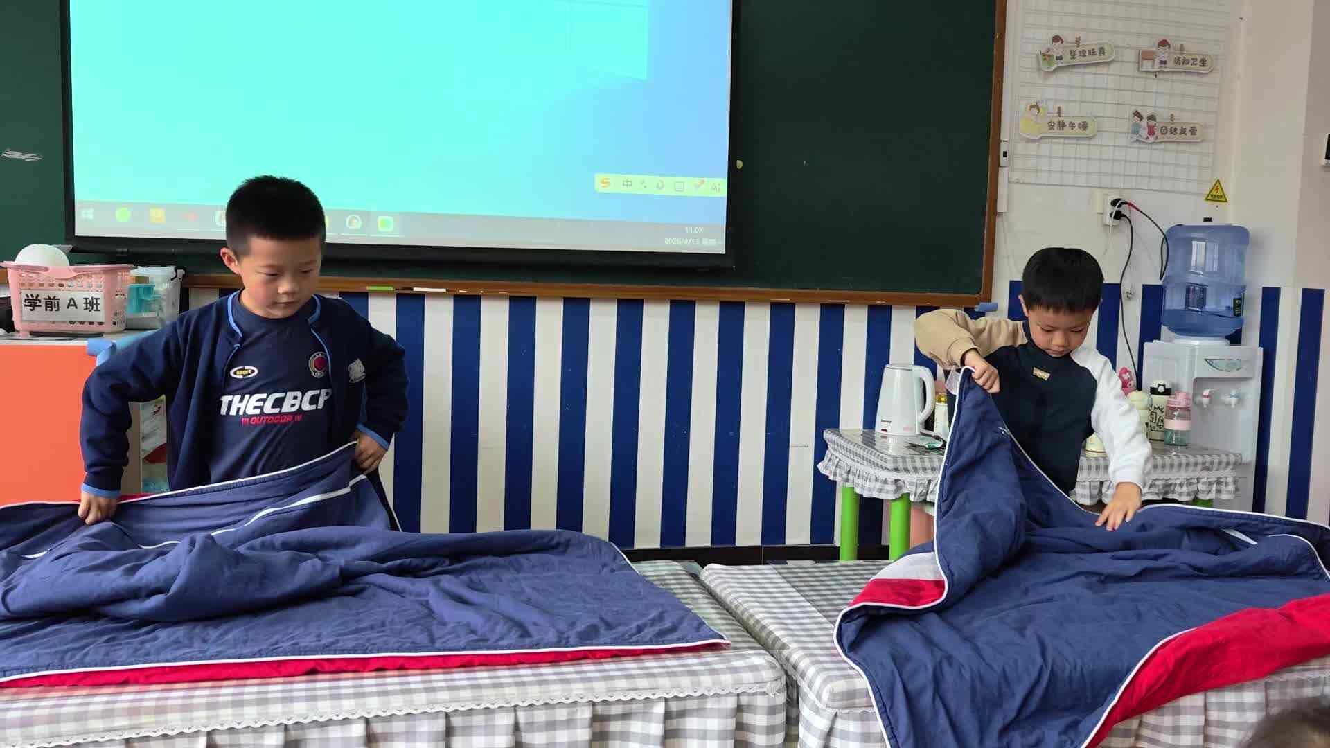 ⁣⁣⁣⁣⁣⁣⁣2026.4.13学A班刘佳鸿，何琛熹——生活训练折叠被子