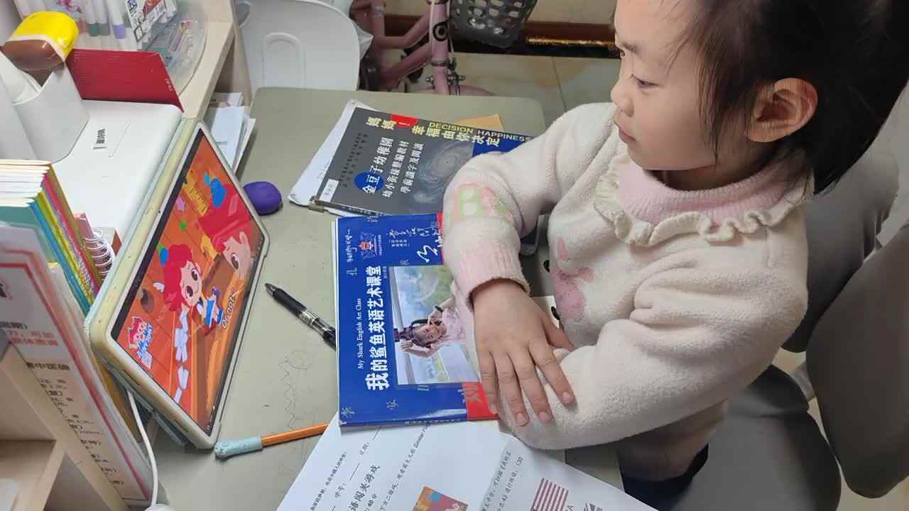 2026年4月1日学前B班谭诗锜观看鲨鱼英语艺术课堂58页视频《similar flags》