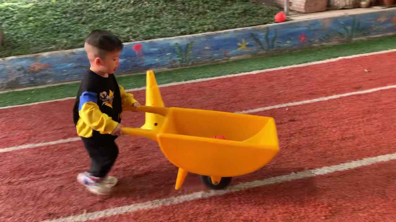 2026.4.24-肖肖- 体能游戏《推推车运球》