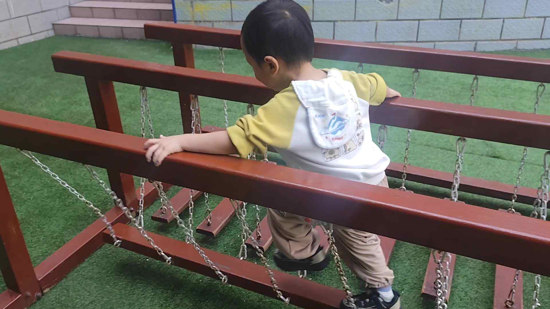 2026.4.17实验小班1号蔡瑞桐—玩荡桥