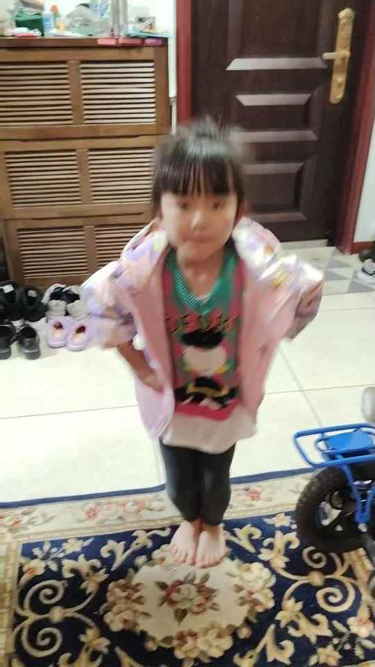 实验大班马司雨练习双脚跳跃