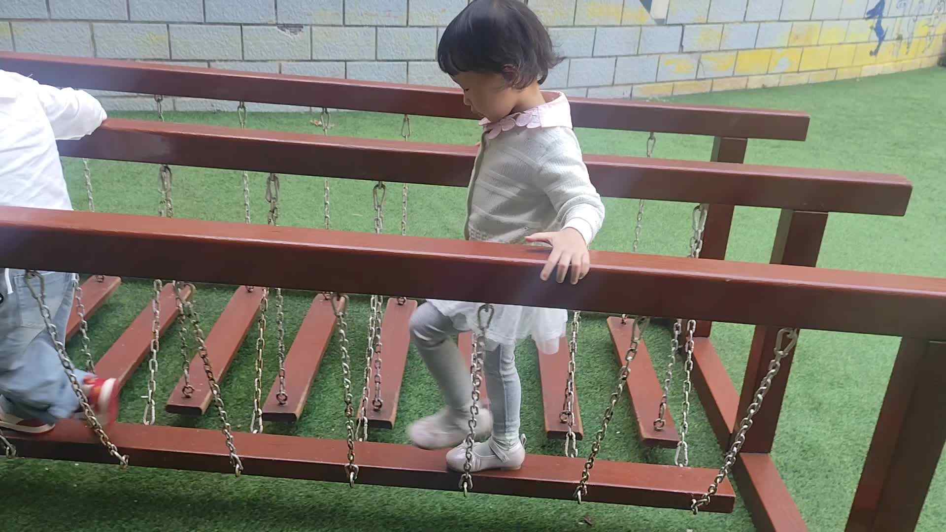 2026.4.17实验小班4号王艺霖—玩荡桥