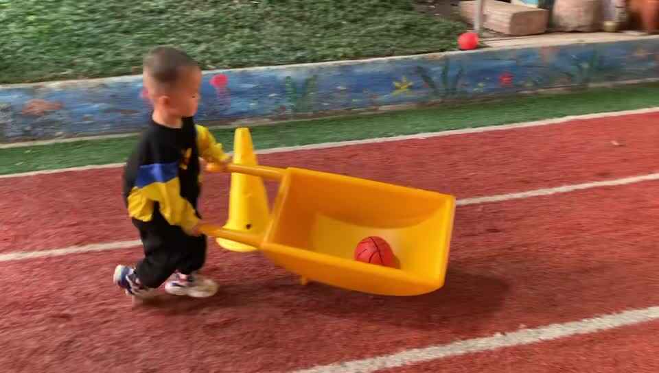 2026.4.24-左左- 体能游戏《推推车运球》