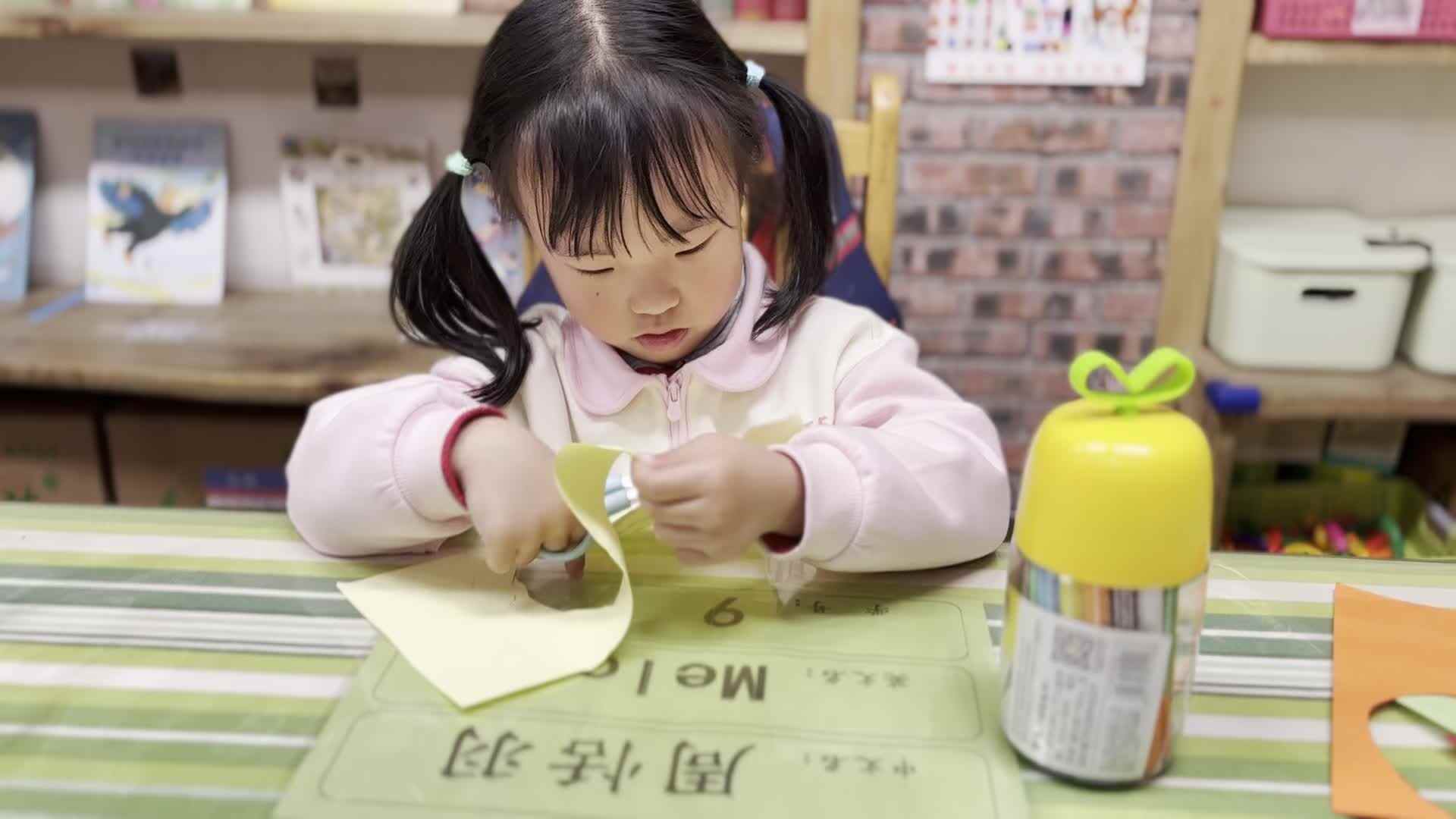 2026.3.27  实验中班 周恬羽 美工课.mp4