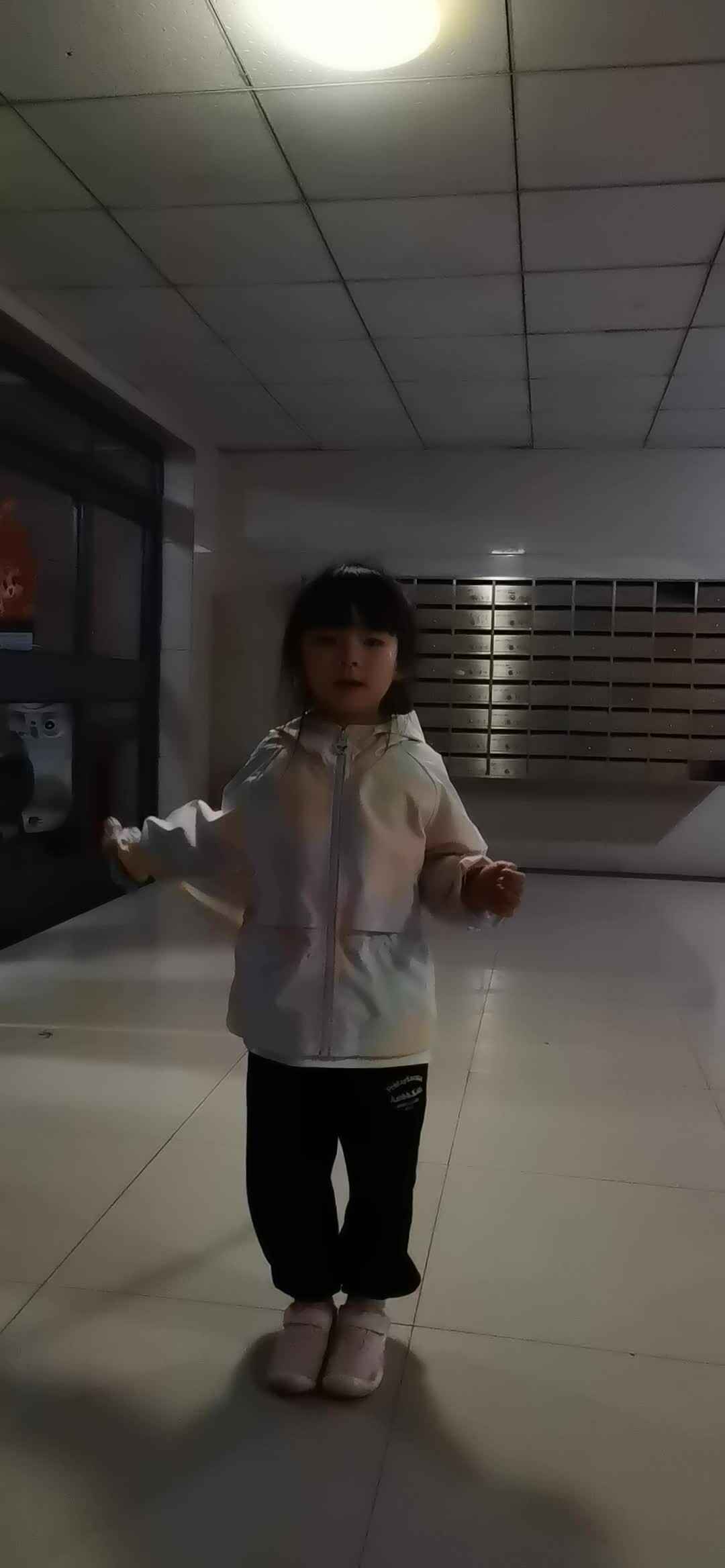 实验大班马司雨练习单手舞绳