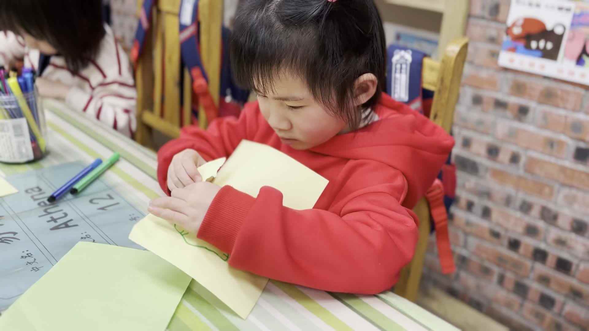 2026.3.27  实验中班 易诗淳 美工课.mp4