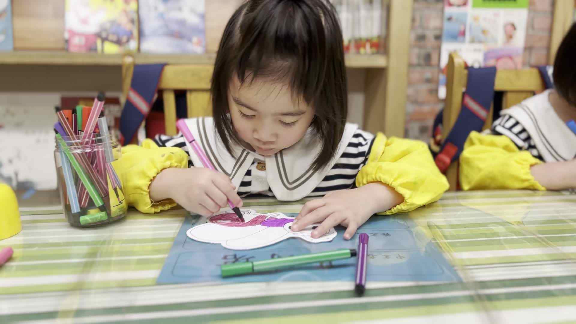 2026.4.17  易诗珺  美工《五彩的泡泡世界》.mp4