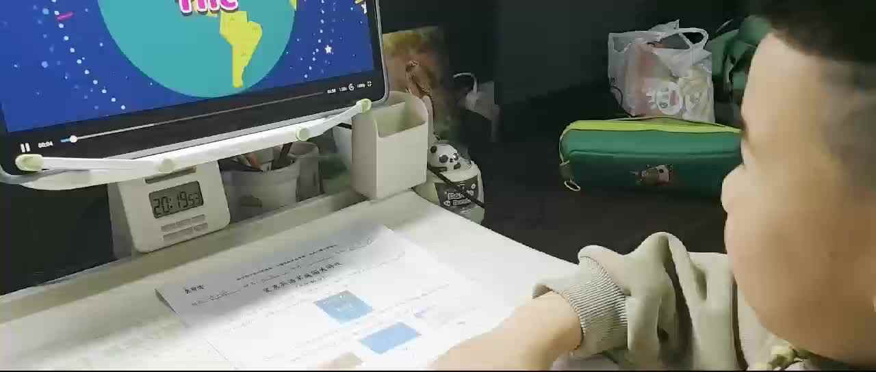 学B班吕子垚完成鲨鱼英语作业单英文儿歌《Hello AroundtheWorld》2026.3.25.mp4