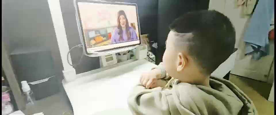 学B班吕子垚完成鲨鱼英语作业单英文绘本《HereWeAre我们在这里》2026.3.25.mp4