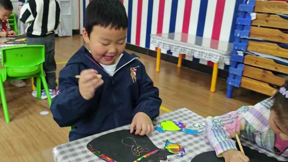 2026.4.24大B班 彭译苒 手工《鱼缸里的鱼》