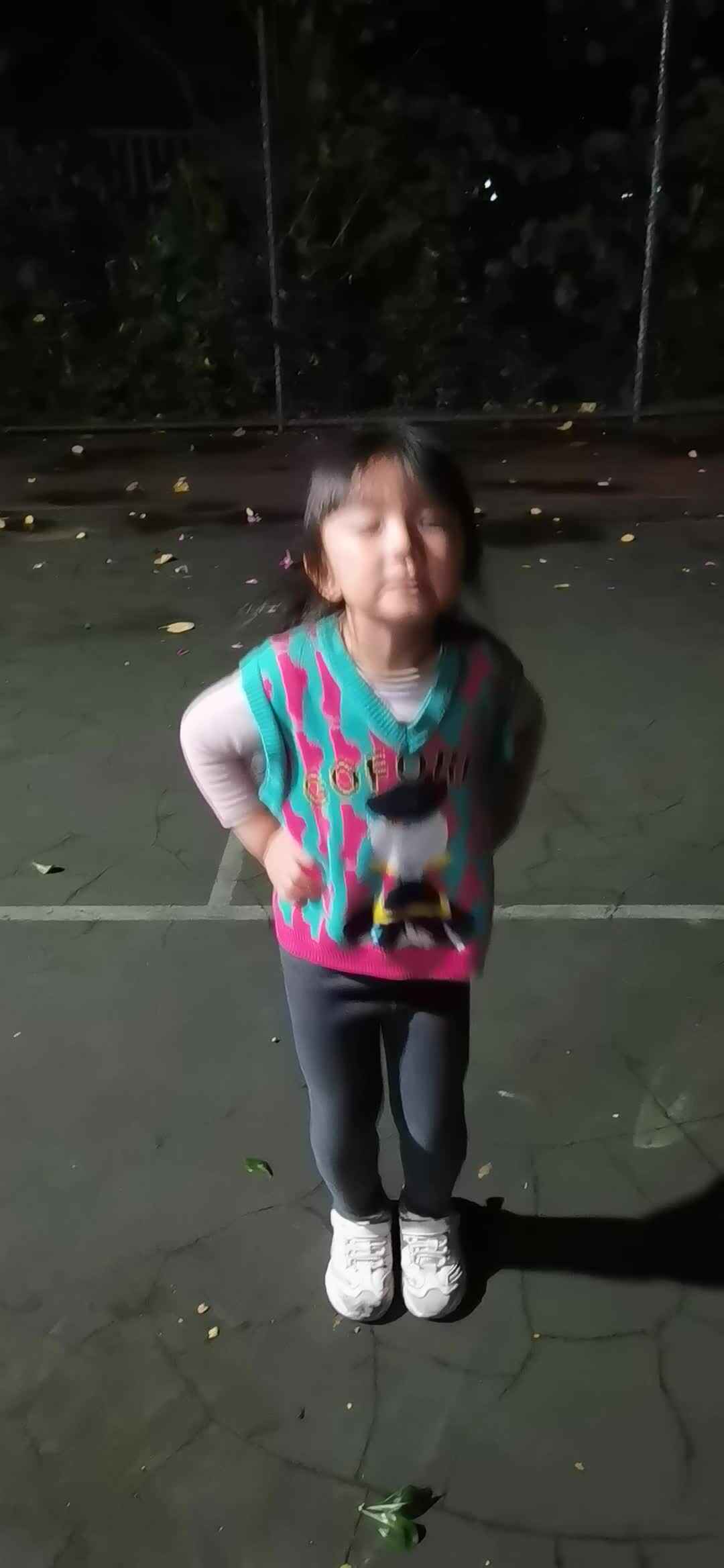 实验大班马司雨练习双脚跳跃