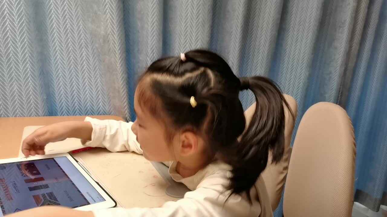 VID_20260408_183904.mp4学前B班宁汐言观看《Countries朗读示范5》进行跟读。