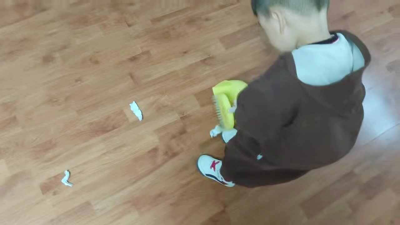 2026.4.15-实验小班程翊童-练习扫地