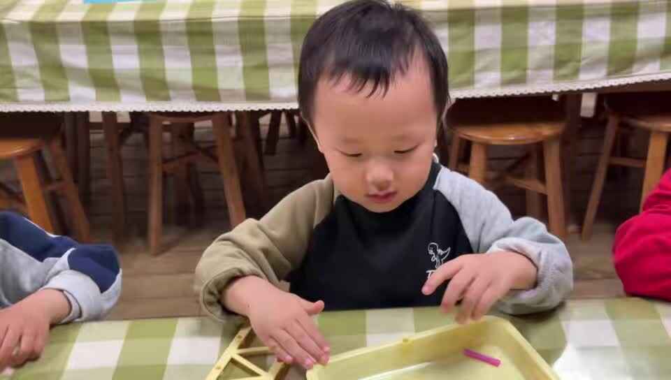 202..4.9实验小班1号蔡瑞桐—移动的小人