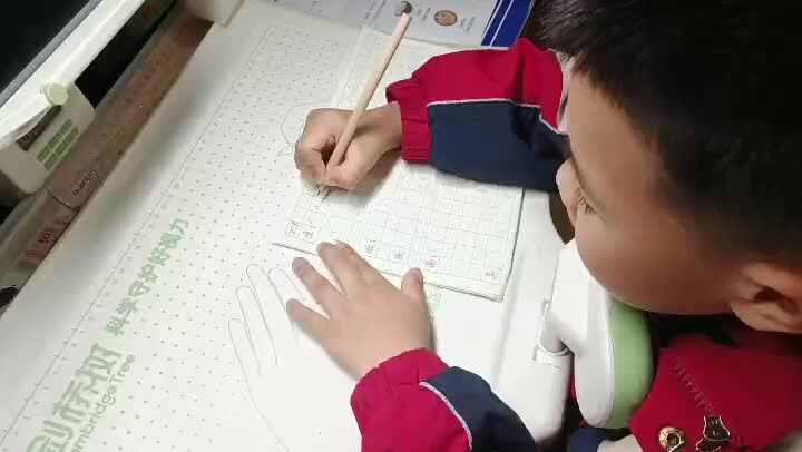 学B班吕子垚完成汉字书写作业（2026.04.29）.mp4