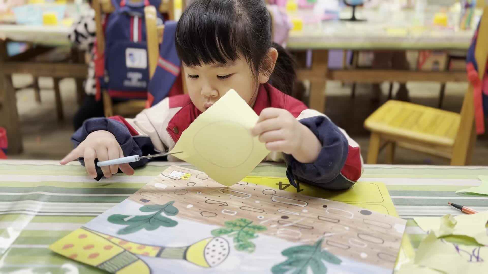 2026.3.27  实验中班 洪悦桐 美工课.mp4